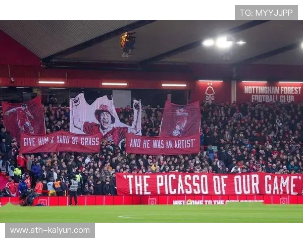 阿森纳球迷雨中高歌助威，酋长球场气氛热烈
