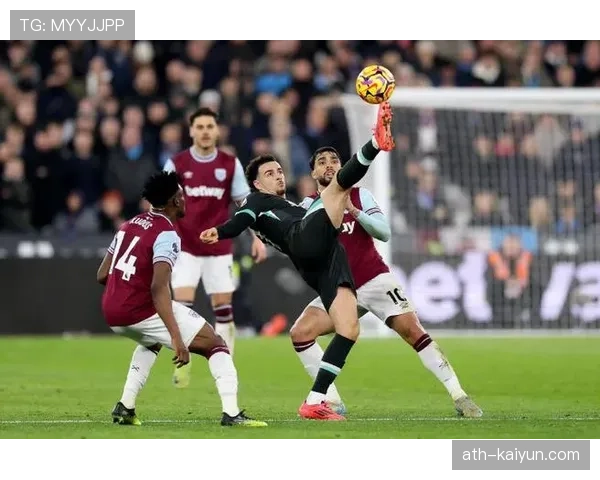 赛前踩场：利物浦全队抵达伦敦，备战与西汉姆联的比赛