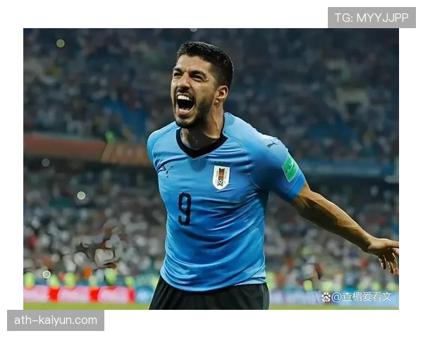 特写:阿尔梅里亚老将苏亚雷斯打入赛季首球后,指向看台上的家人