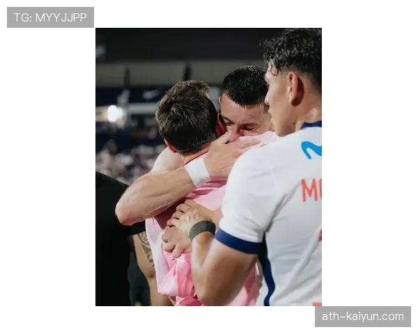 花絮：洛里昂小球迷冲入场内索要梅西签名，被安保迅速带离