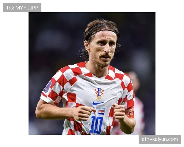 终场哨响，克罗地亚老将莫德里奇跪地掩面告别欧冠赛场